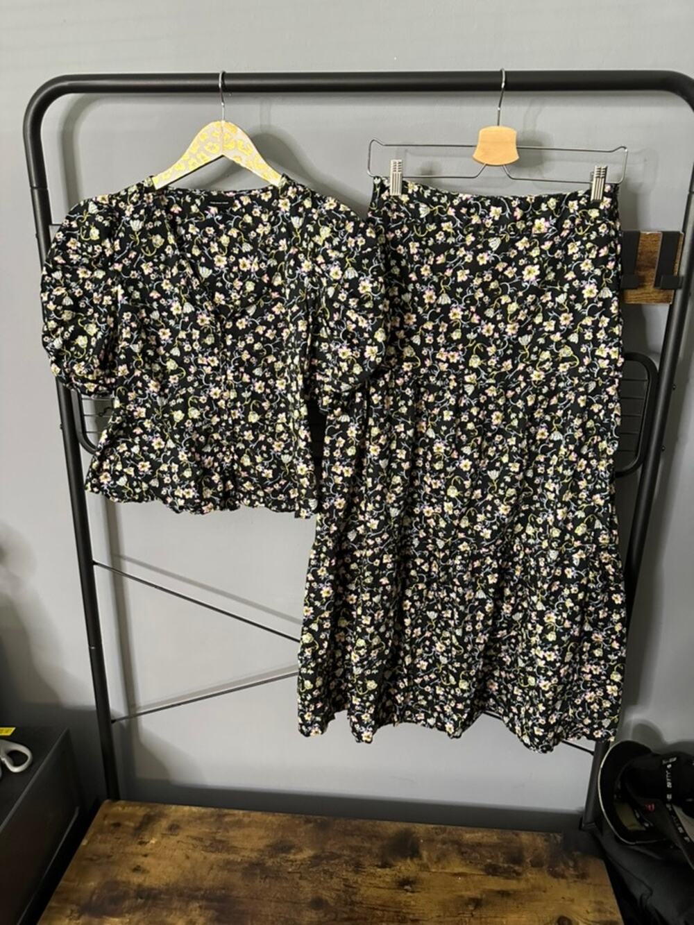 Who What Wear Women's 2 Piece Skirt and Blouse | 6 Small